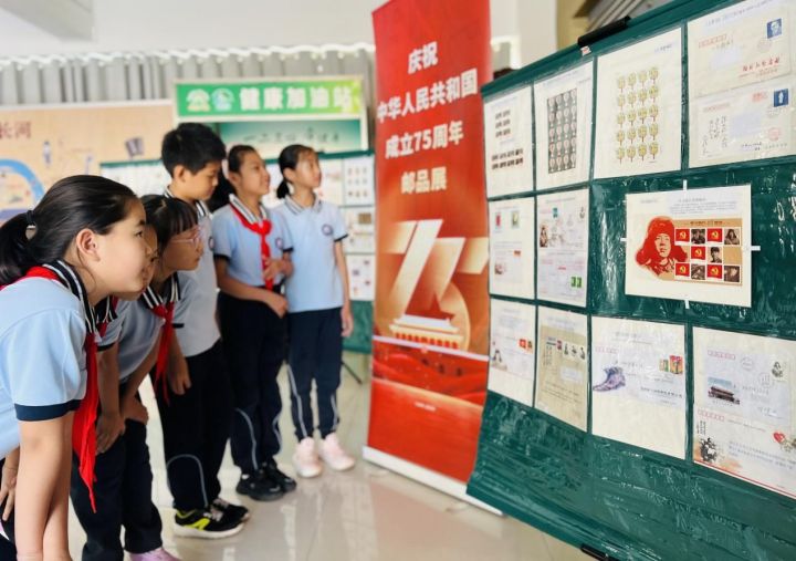 威海市北竹島小學舉行“方寸伴我行，祖國在心中”紅色主題郵展